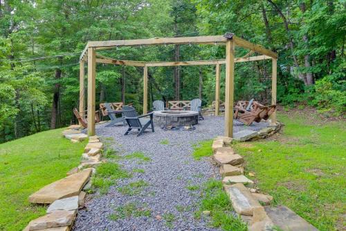 Gatlinburg - Pigeon Forge Casa | Hot Tub and Game Room Seiverville Group Getaway