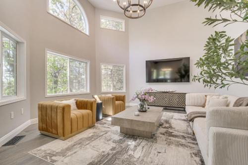 Lake Arrowhead Casa | Hot Tub and Mountain Views Luxe Lake Arrowhead Home