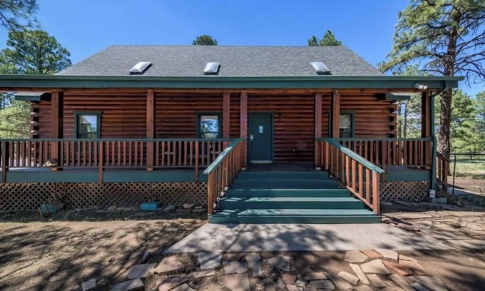 Flagstaff Cabina | Spacious Cozy Cabin Retreat on 5-Acres with HotTub!