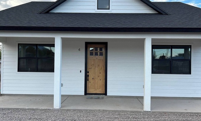 Safford Casa | HOT TUB. Charming 2-bedroom house with BIG TVS and LOTS of beds