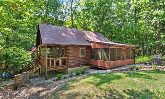 Birdseye Cabina | HOT TUB coming in NOV ~ Charming cabin that has beds for 8 guests