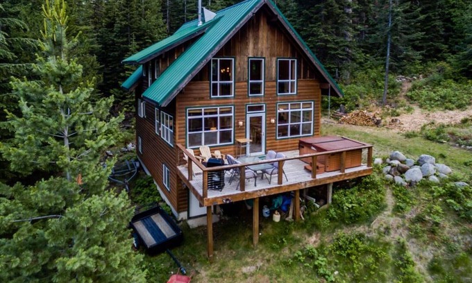 Leavenworth Cabina | Vistas frías de la bañera de hidromasaje: Roaring Creek Cabin