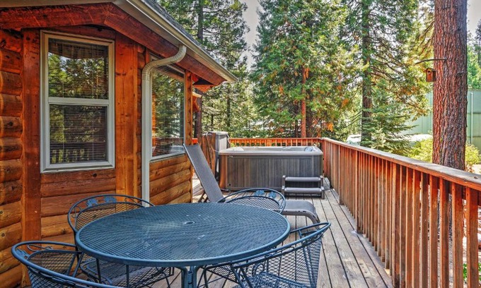 Granite Ridge Casa | Hot Tub, Deck and Trail Access Shaver Lake Cabin