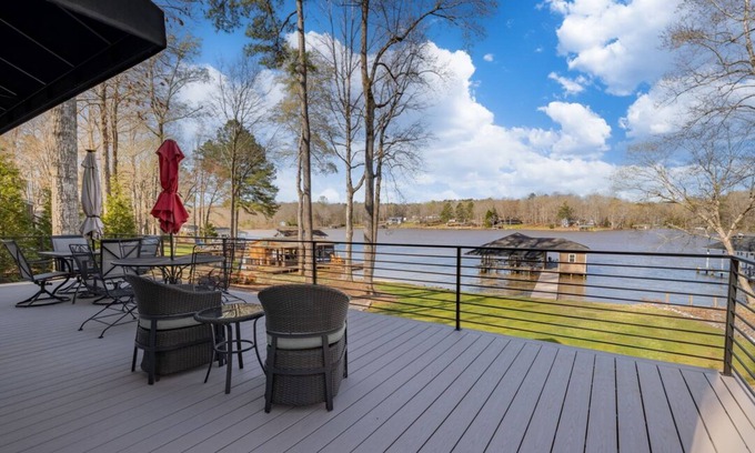 Macon Casa | Hot Tub, Dock, Large Deck, Firepit, Tiki bar, Pool!