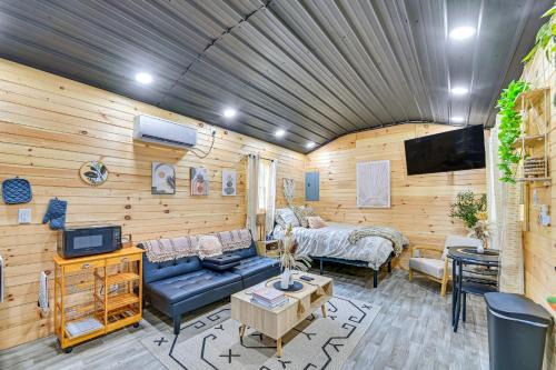 Catlettsburg Apartamento | Hot Tub, Fire Pit Lake-View Catlettsburg Getaway!