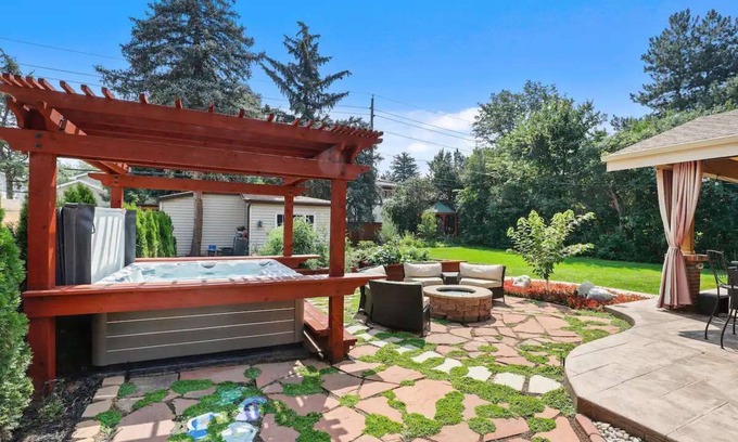 University Park Casa | Hot Tub, Firepit, Backyard Oasis- Pet Friendly!