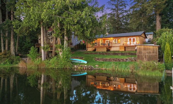 Belfair Cabina | Hot tub, firepit, kayak - all seasons lakefront comfort and fun near Hood Canal