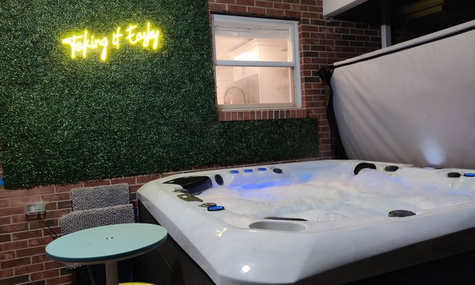 Easley Casa | Hot Tub, Firepit, & Sportsbar Garage @ The Living Easley Manor!