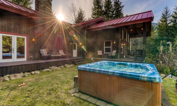 Skykomish Cabina | Hermosa casa de dos pisos con vistas a la montaña y jacuzzi privado!