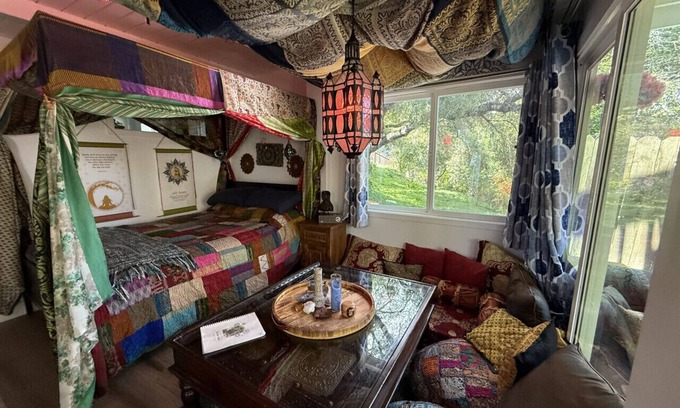 Fernwood Casa | Hot Tub, Garden Patio, Canopy Bed - The Zen Den