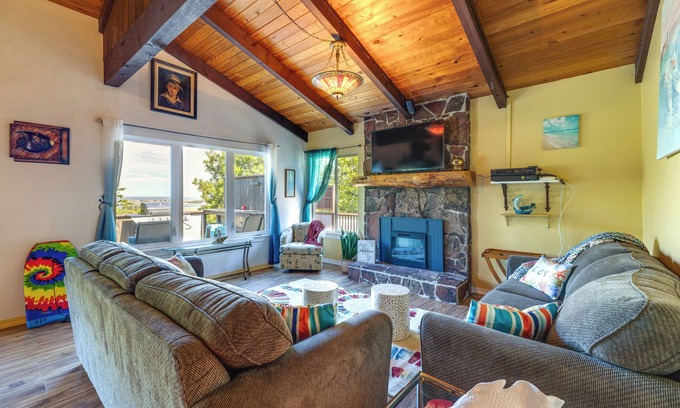 Waldport Cabaña | Hot Tub, Grill & Views: Waldport Getaway!