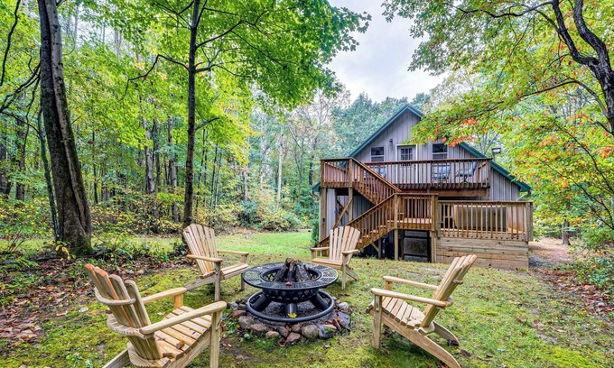 Amanda Cabina | Hot Tub Haven 10 Mi to Hocking Hills State Park!