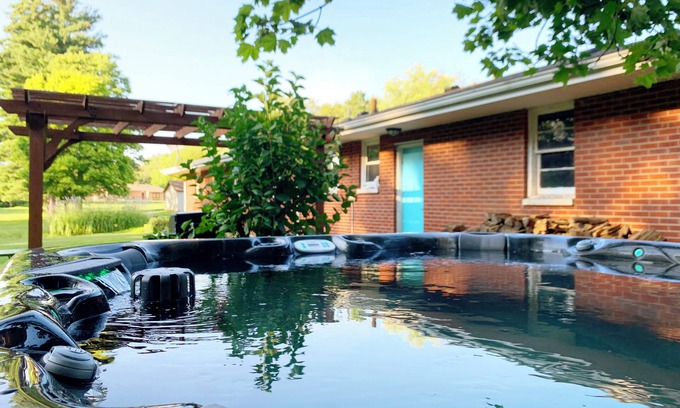 South Bend Casa | |HOT TUB| Hazel Acres| Quiet Getaway | Notre Dame