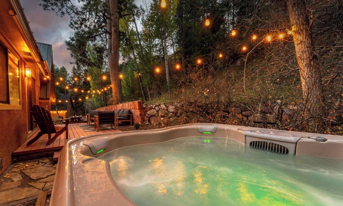 Cascade Casa | Hot Tub - King Suite - Mountains - Private Yard
