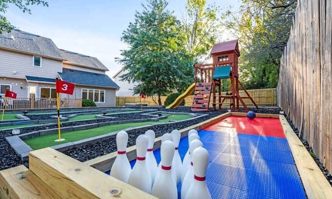 West Des Moines Casa | Hot Tub- Mini Golf- Movie Theater- Gym- Bowling- Huge Game Room