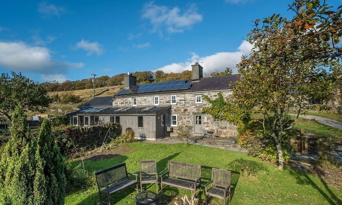 Penrhyndeudraeth Cabaña | Hot tub, mountain views and a steam train running through the garden | Rhiwgoch