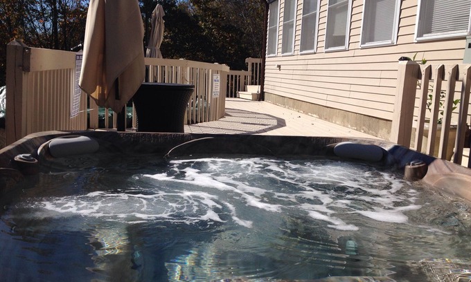 Tunkhannock Township Casa | Bañera de hidromasaje, sala de juegos, piscina, aire acondicionado central, cable, WiFi gratuito, tenis de lagos