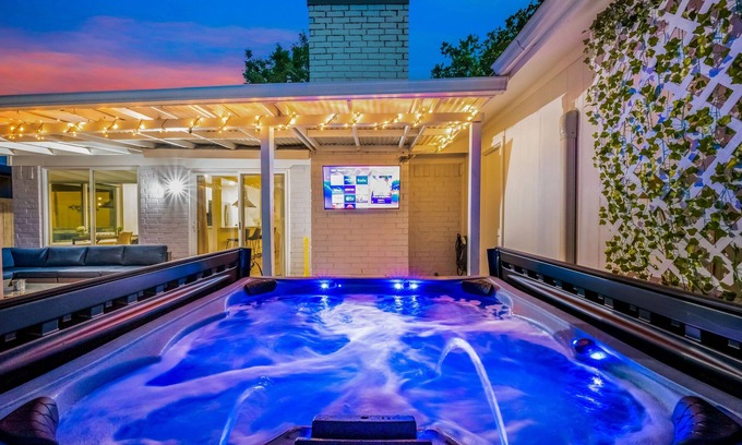 Northeast Carrollton Casa | Hot Tub, Putting Green, Game Room!