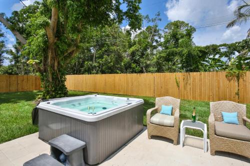 Gulf Gate Estates Casa | Hot Tub Retreat with Big Private Fenced Yard by Beach