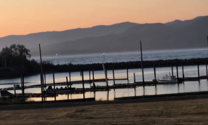 Hammond Casa | HOT TUB- River View - Watch Cargo Ships + Rec Room - Near Ocean & Fort Stevens