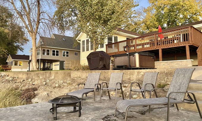 East Moline Casa | Hot Tub River Views