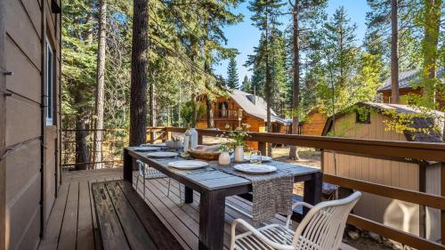 McKinney Estates Casa | Hot Tub Sauna Game Room Modern 5BDR Family Cabin Homewood by AvantStay