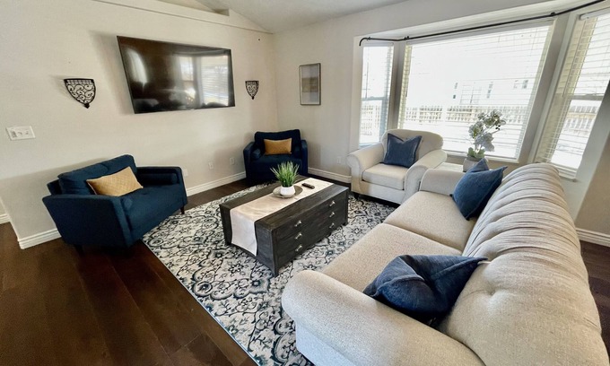 Ammon Casa | HOT TUB sleeps 15+, Pet Friendly Fenced 2 stry playhouse Idaho Falls