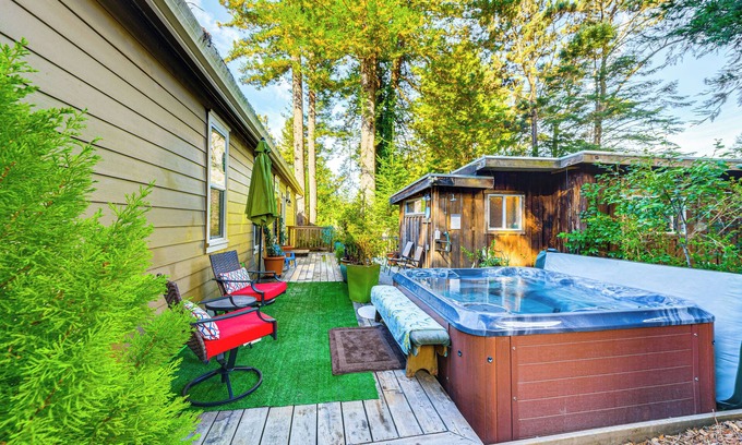 Fort Bragg Cabina | Hot Tub & Views: 'Secret Garden' Fort Bragg Cabin