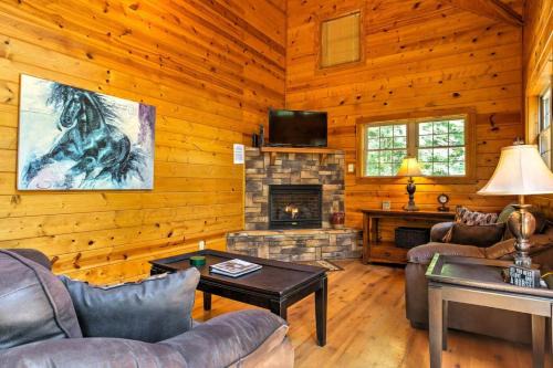 Stanton Casa | Hot Tub & WiFi - ManeStay - Red River Gorge KY