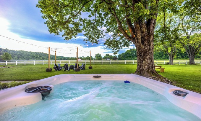 Frankfort Casa | Hot Tubs + Firepit + Gameroom + 4mi to Buffalo Trace