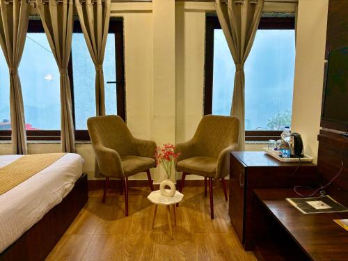 Banikhet Hotel | Hotel Honeymoon In Dalhousie #Only Couple and family allowed