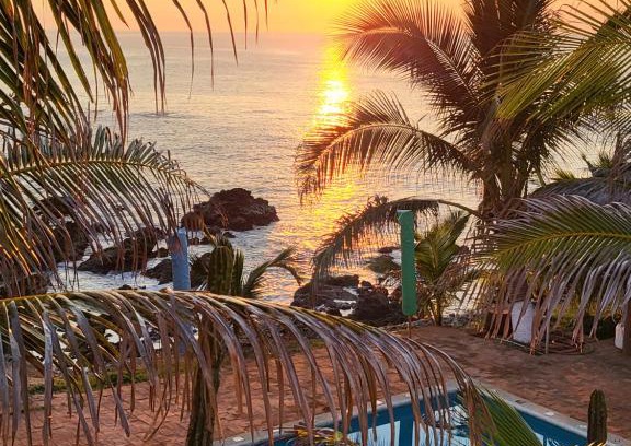 Cuatunalco Cama Y Desayuno | Hotel Luz de Mar ' right on the beach