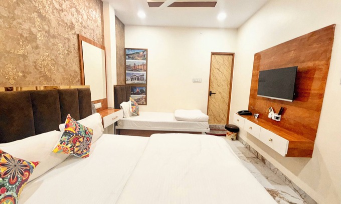 Ujjain Hotel | Hotel Malay - near Temple & Rail Station