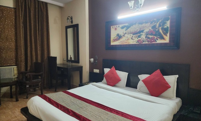 Paharganj Casa | Hotel Mid Town with AC, WiFi in New Delhi