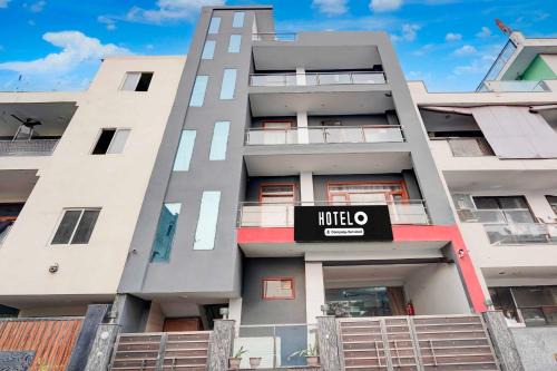 Noida Hotel | Hotel O Noida Sector 16 Metro Station