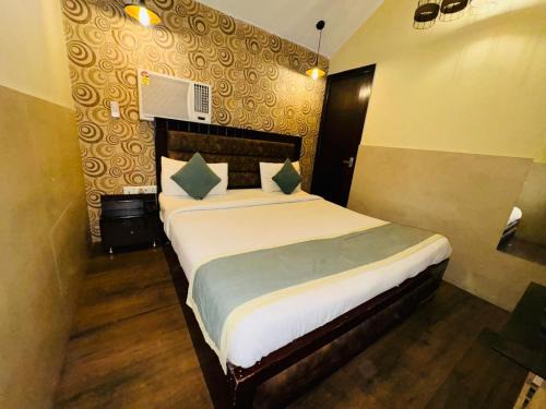 Kalkaji Hotel | Hotel O The Moon