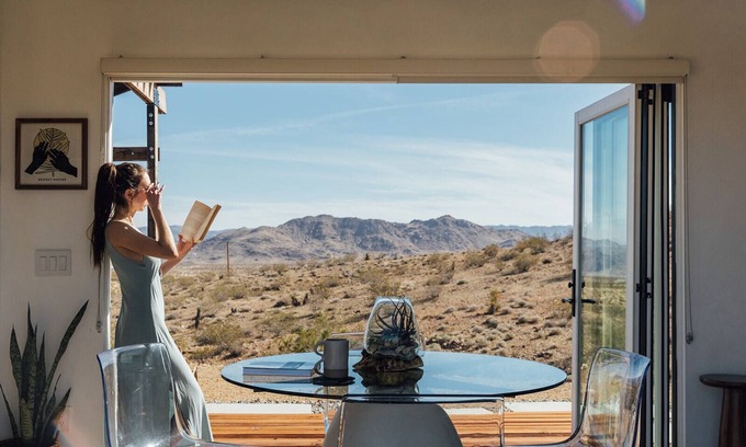 Joshua Tree Casa | Hotel Reset prototype. 9 secluded acres.Art Gallery.Dark Skies.Hot tub. Aliens.