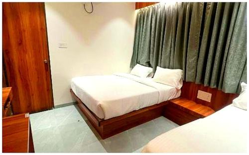 Shirdi Casa | Hotel Rudraksh Palace ! near Sai baba mandir & Main places - Premium Family Rooms with Fully Air Conditioned and Free Wi-Fi ! Best Facilities Hotel