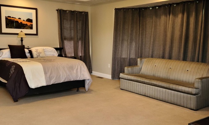 Ellicott City Casa | Hotel-style Accommodation - large private room