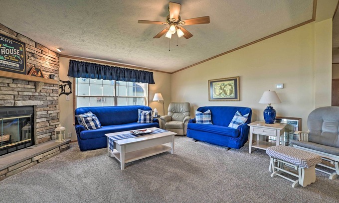 Houghton Lake Casa | ¡NUEVO! Houghton Lake Home w / Fire Pit, 2Mi a Marina!