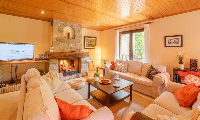 Albanya Casa | Casa junto al río para 15 personas con futbolín, billar y barbacoa