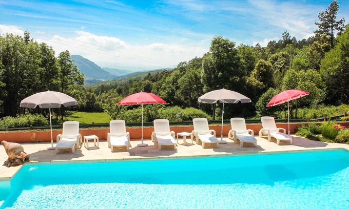 Arques Casa | Casa tranquila con gran piscina climatizada e impresionantes vistas de los Pirineos.