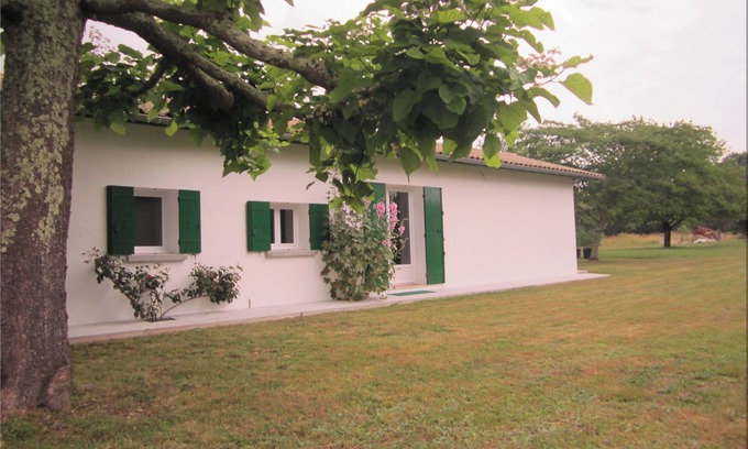 Coutras Casa | House in a green setting