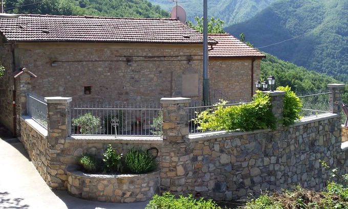 Comano Casa | Casa en un Pueblo de Montaña Toscano con Impresionantes Vistas