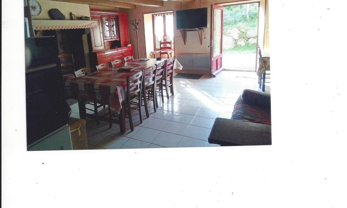 La Tour-dʼAuvergne Casa | House in a village close to all shops and ski resorts.