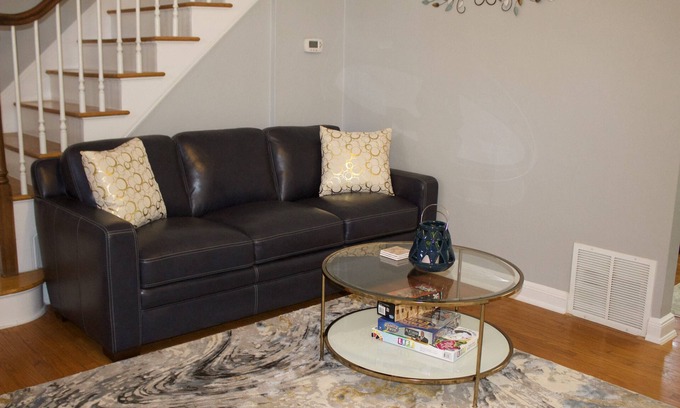 St. Louis Casa | House in Dogtown walking distance to the Zoo and Restaurants