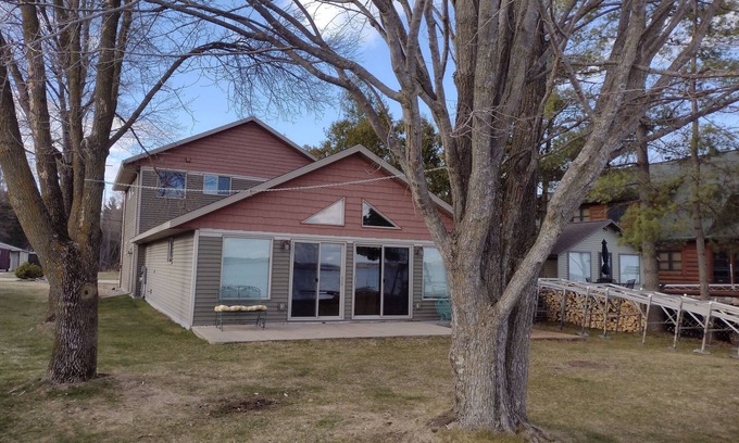 Shawano Casa | House Lakefront Beautiful Sleeps 12 AC, Wi Fi, 38 minutes to GB