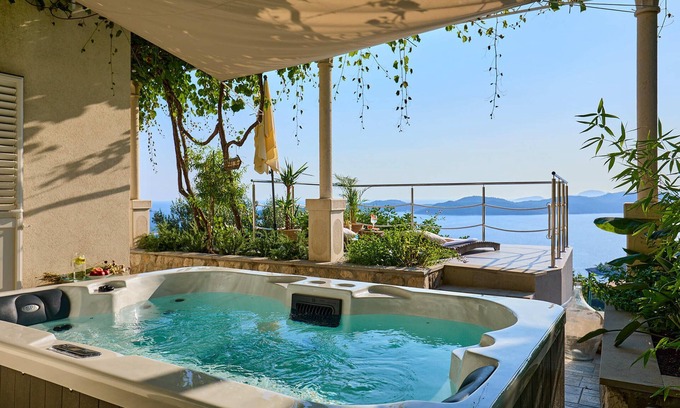 Brsecine Casa | House Lilla with Private Hot Tub