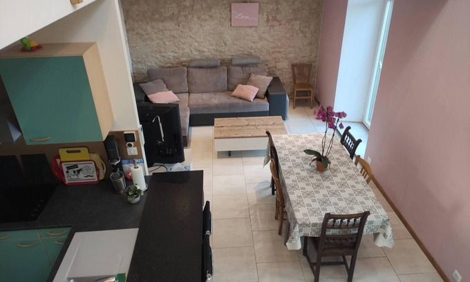Neufchateau Apartamento | Casa cerca de la estación con exterior
