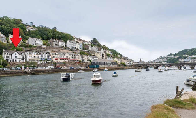 Looe Casa | House nr Beach with Superb View and access to Pool